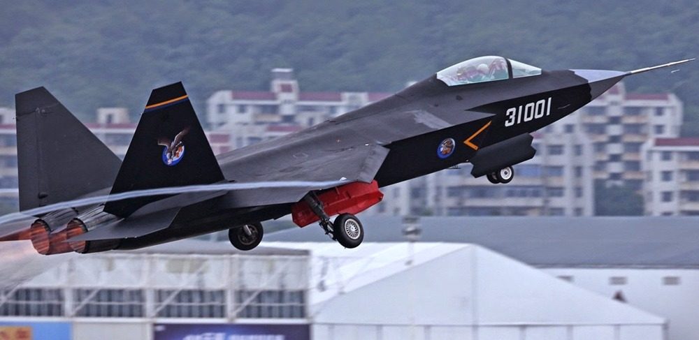 미국의 F35를 복제한 중국의 스텔스기 선양 J-31