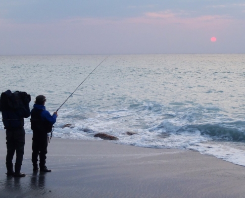 원투낚싯대로 루어낚시를 즐긴다.